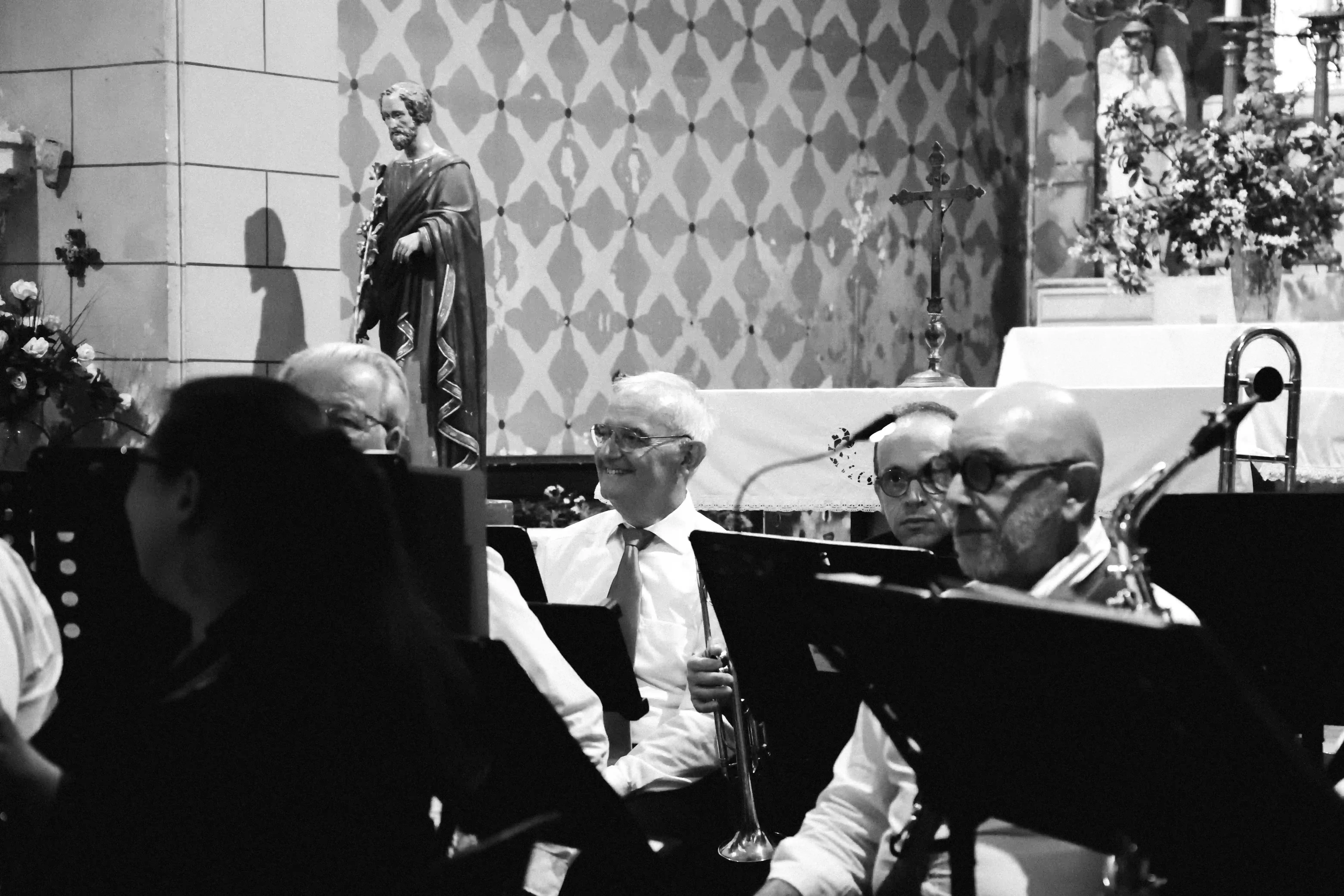 Musiciens de l'harmonie face à leurs partitions