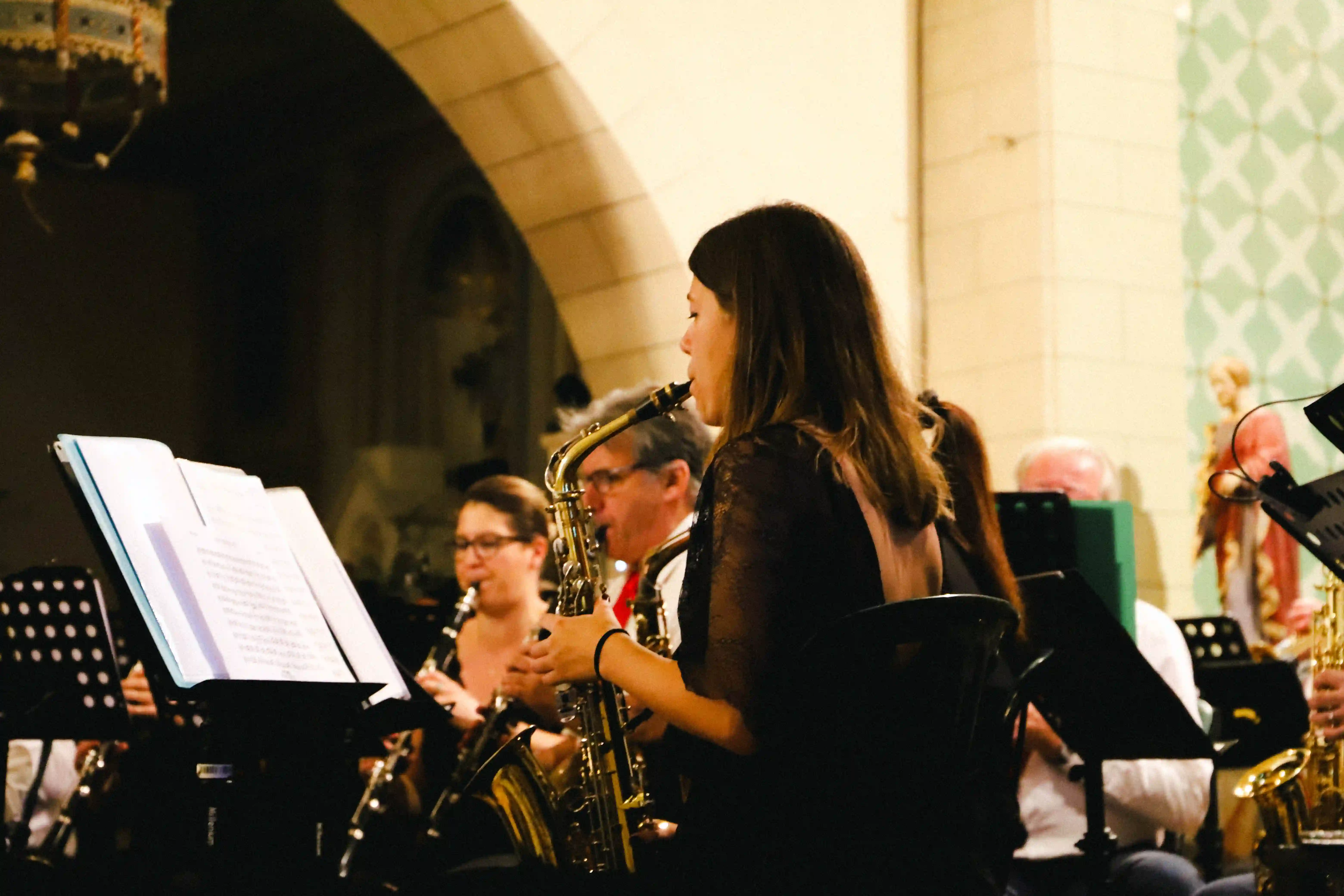 Musiciens de l'harmonie face à leurs partitions, jouant