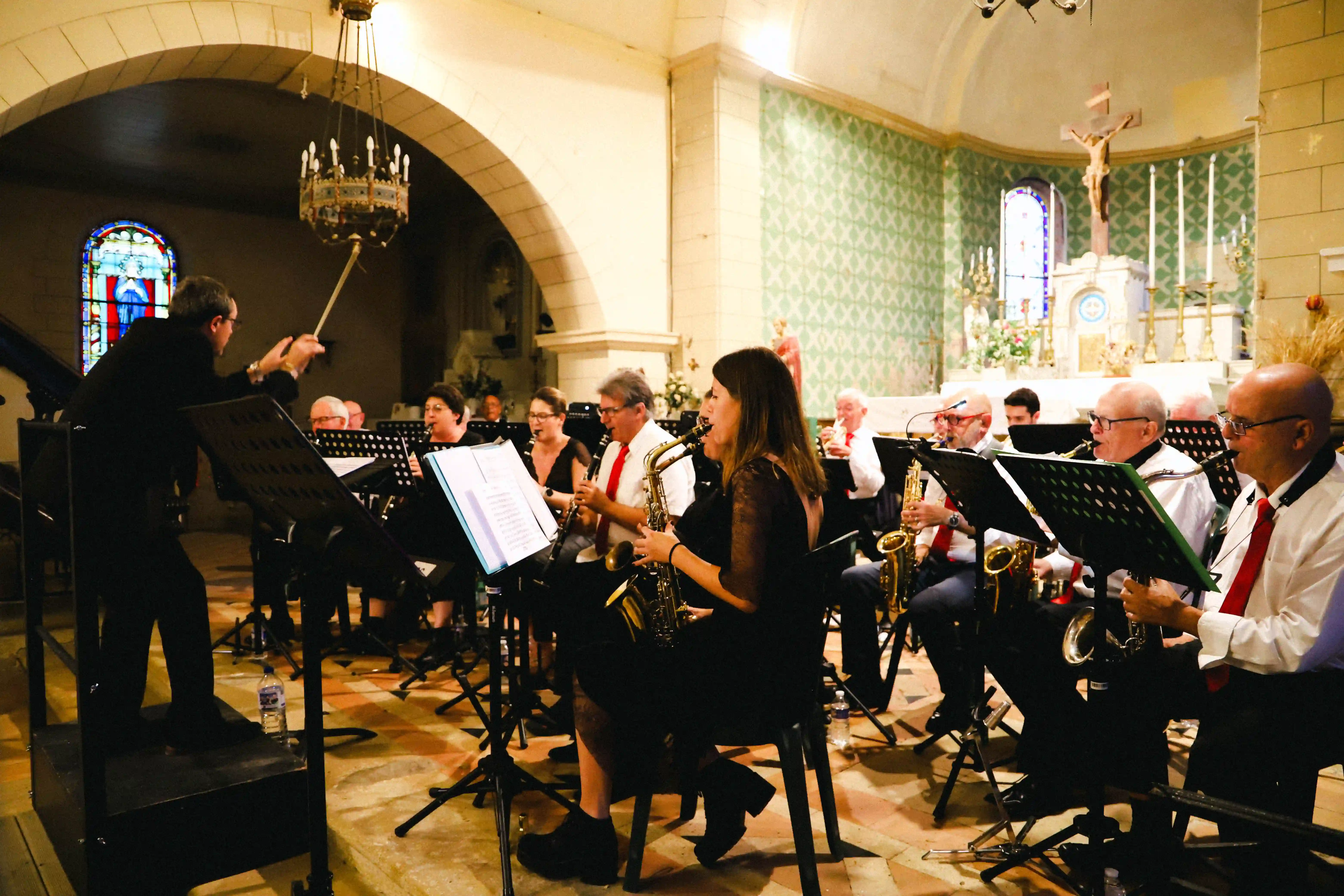 Musiciens de l'harmonie face à leurs partitions, jouant