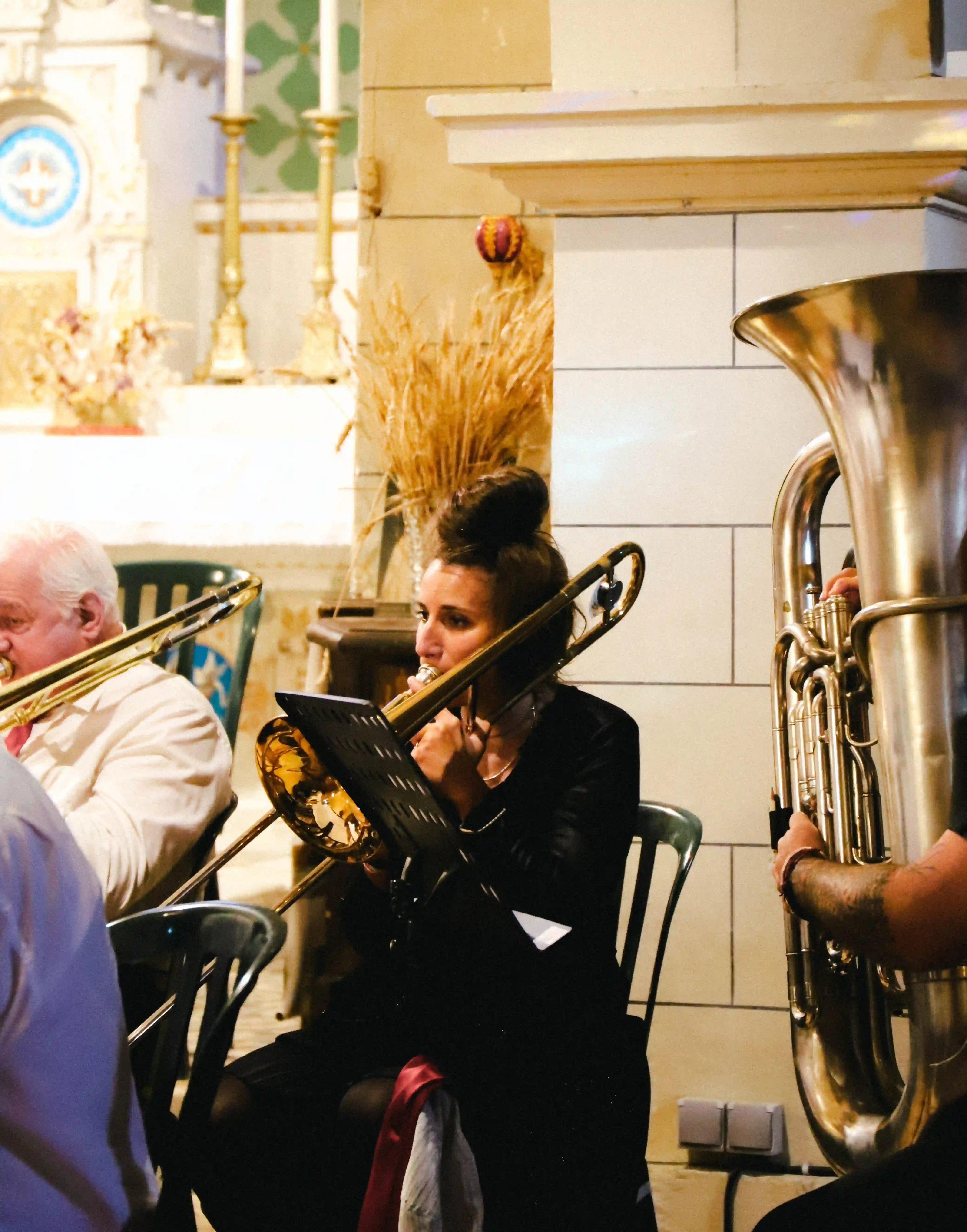Musicienne de l'harmonie jouant du trombone