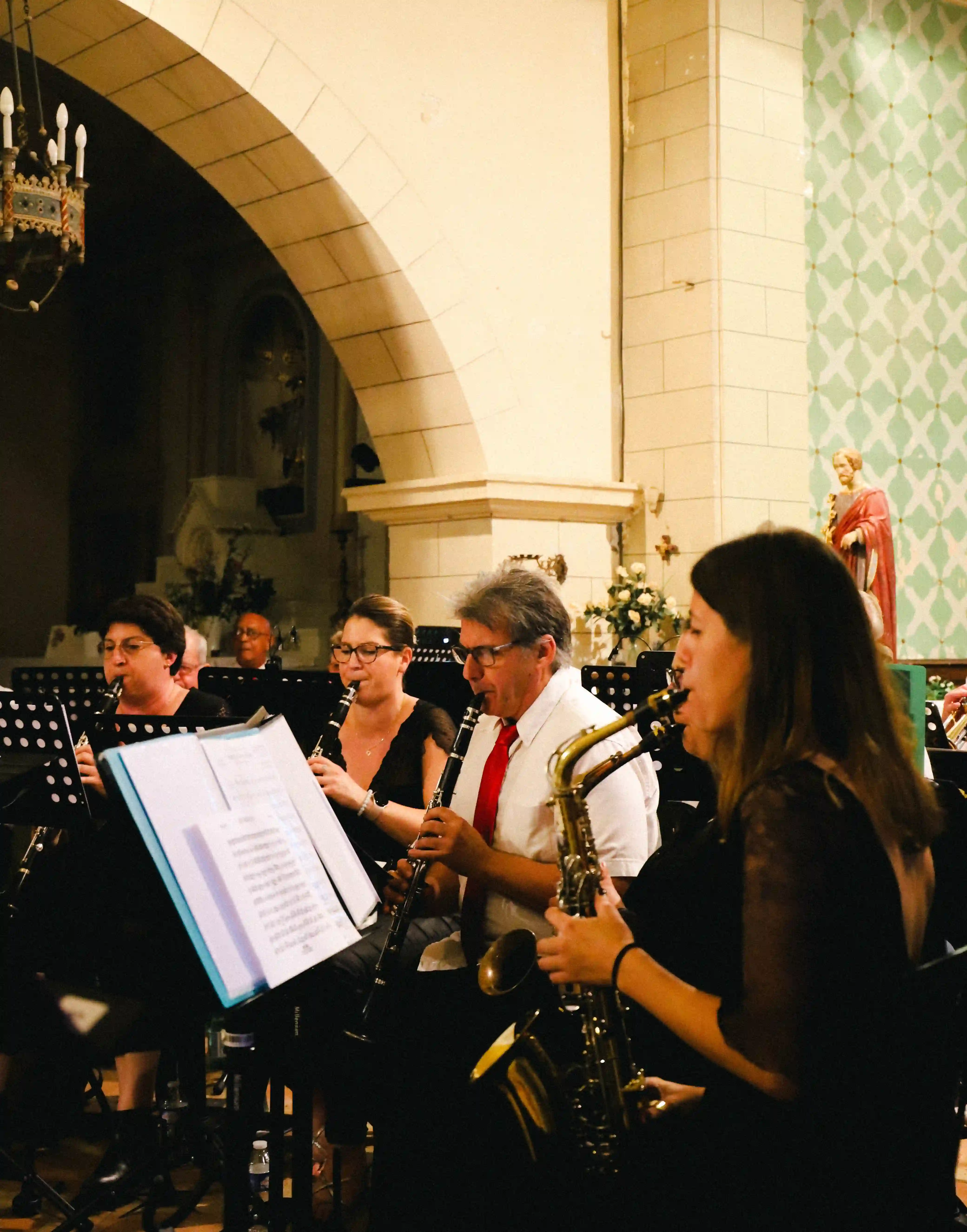 Les saxophonistes et les clarinettes de l'harmonie