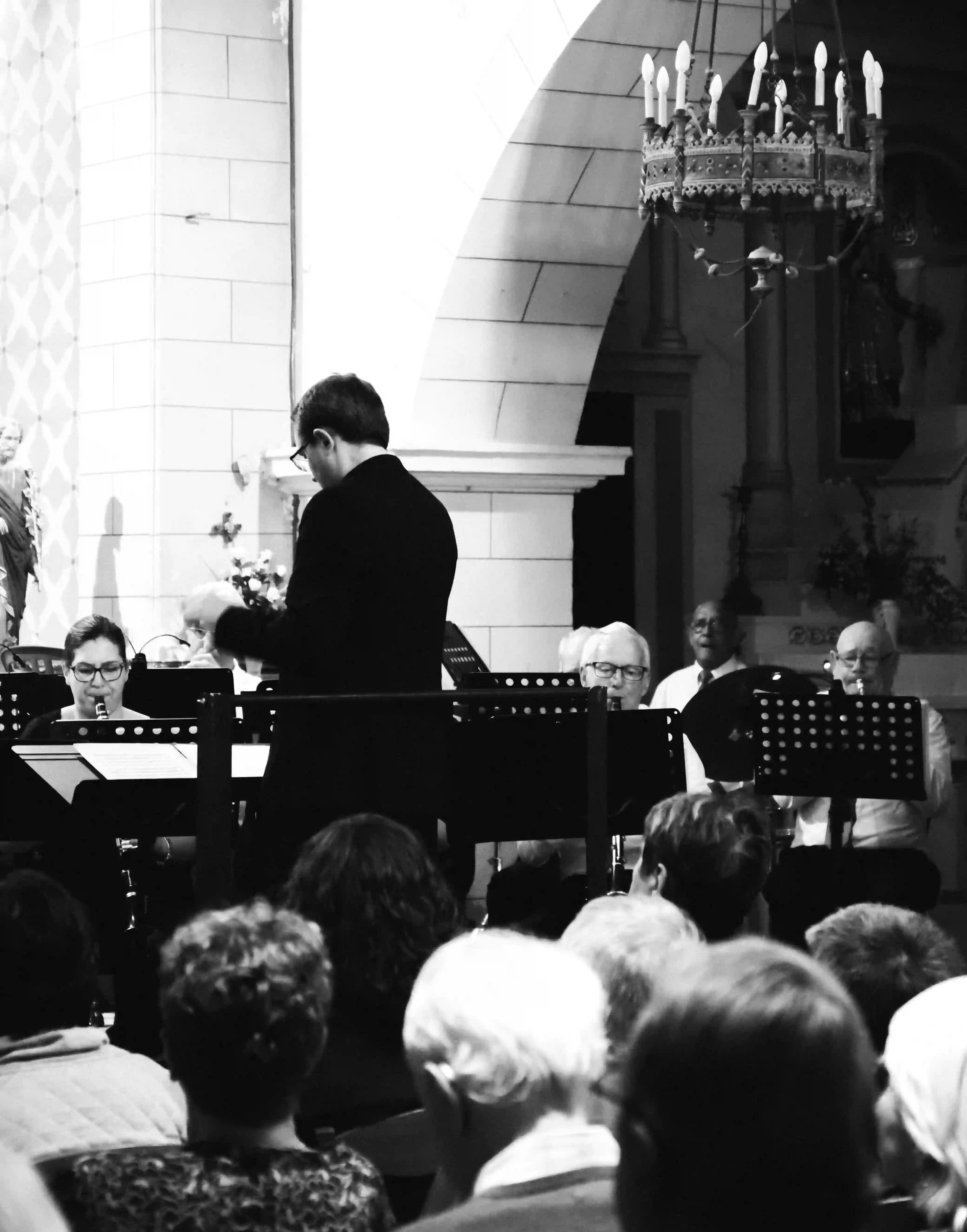 Le public ainsi que Thierry Bordenave, de dos, face aux musiciens