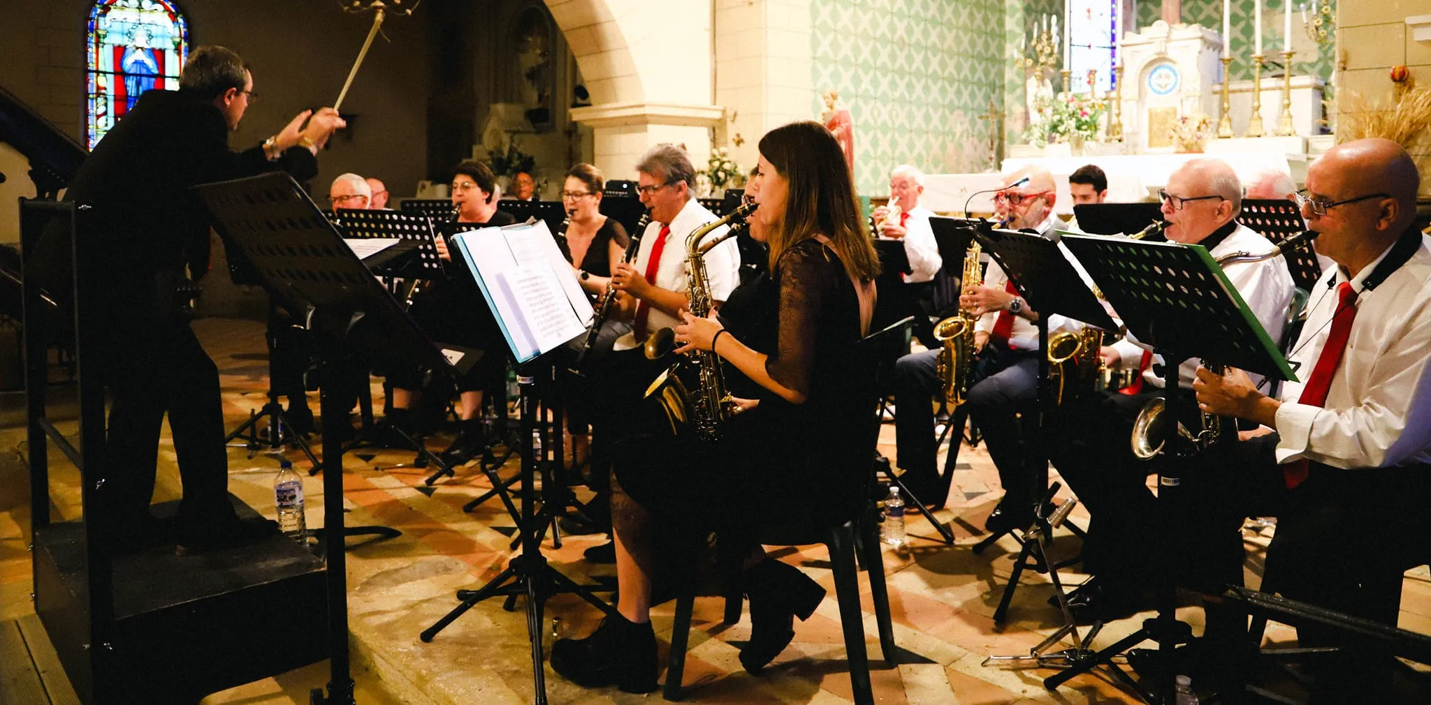 les musiciens de l'harmonie jouant