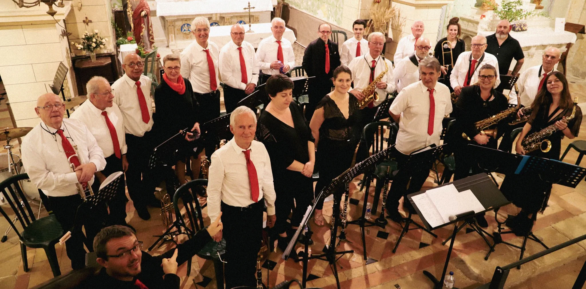 les musiciens de l'harmonie souriant à la caméra